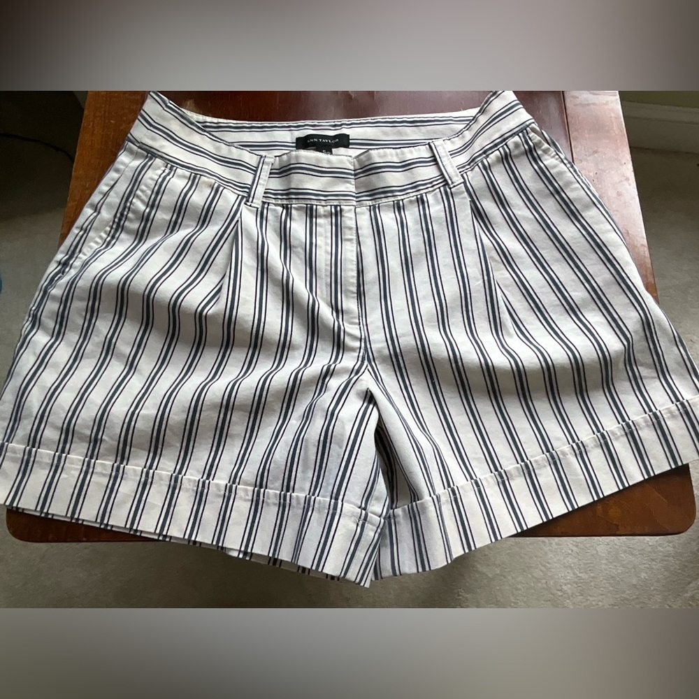 Ann Taylor dressy cuffed 5” cotton white w/thin dark navy stripes like new
